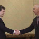 Palatul Cotroceni, consultări politice, 18 mai 2025. Președintele Nicușor Dan dă mâna cu Ilie Bolojan, premierul interimar și liderul PNL. Amândoi zâmbesc enigmatic, fără urmă de ostilitate, orice ar însemna acest lucru