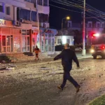 Pompieri și forțe de ordine intervin după ce un bloc de locuințe din Galați a fost lovit de o dronă rusească în data de 29 mai 2026