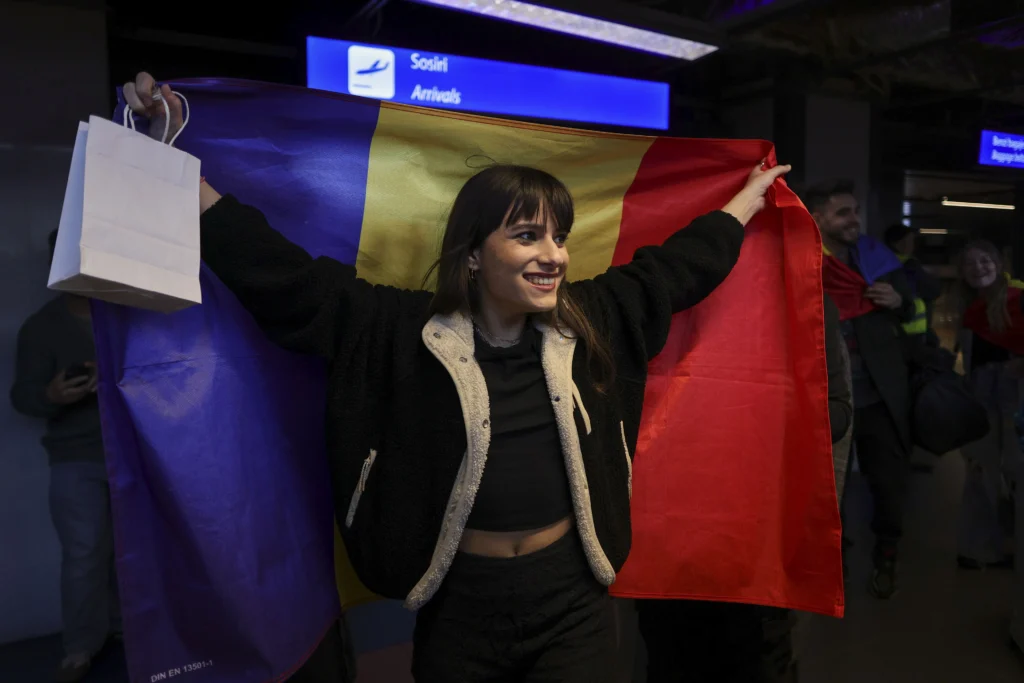 „Suntem câștigătorii inimilor”. Alexandra Căpitănescu, întâmpinată cu aplauze la revenirea în țară după Eurovision