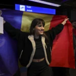 „Suntem câștigătorii inimilor”. Alexandra Căpitănescu, întâmpinată cu aplauze la revenirea în țară după Eurovision