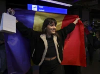 „Suntem câștigătorii inimilor”. Alexandra Căpitănescu, întâmpinată cu aplauze la revenirea în țară după Eurovision