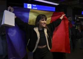 „Suntem câștigătorii inimilor”. Alexandra Căpitănescu, întâmpinată cu aplauze la revenirea în țară după Eurovision