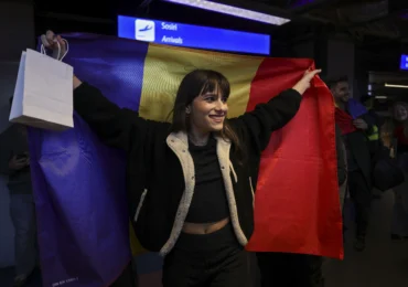 „Suntem câștigătorii inimilor”. Alexandra Căpitănescu, întâmpinată cu aplauze la revenirea în țară după Eurovision