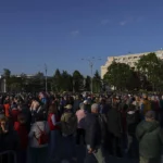 Sute de oameni în Piața Victoriei, în sprijinul lui Ilie Bolojan. Mesaj pro-european înaintea moțiunii de cenzură