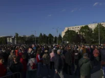 Sute de oameni în Piața Victoriei, în sprijinul lui Ilie Bolojan. Miting și la Oradea (Foto & Video) Mesajul premierului