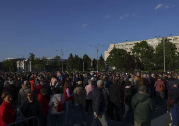 Sute de oameni în Piața Victoriei, în sprijinul lui Ilie Bolojan. Mesaj pro-european înaintea moțiunii de cenzură