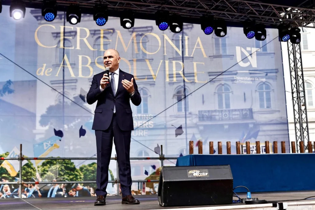 Bolojan, sfat pentru tinerii absolvenți: Faceți ce vă pasionează, munciți și respectați oamenii din jur (Video)