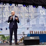 Bolojan, sfat pentru tinerii absolvenți: Faceți ce vă pasionează, munciți și respectați oamenii din jur (Video)