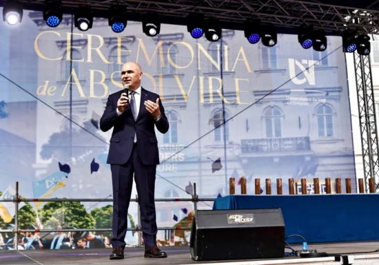 Bolojan, sfat pentru tinerii absolvenți: Faceți ce vă pasionează, munciți și respectați oamenii din jur (Video)