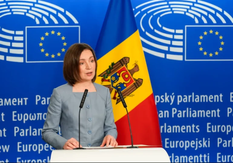 Maia Sandu, decorată cu Ordinul European de Merit la Strasbourg. Printre laureați: Merkel, Zelenski și Bono de la U2