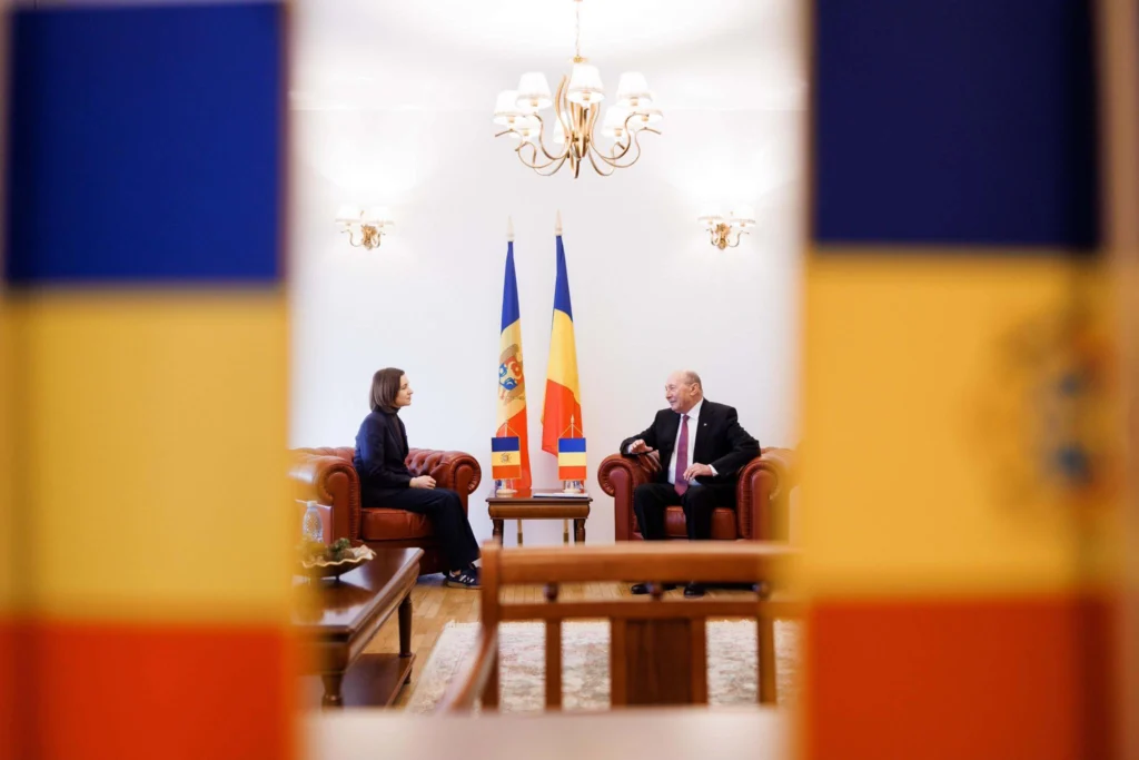 Traian Băsescu și-a redobândit cetățenia Republicii Moldova. Maia Sandu: Vă așteptăm acasă!