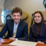 Nicușor Dan împreună cu Maia Sandu, în avionul către Armenia