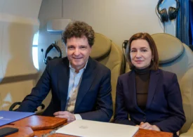 Nicușor Dan împreună cu Maia Sandu, în avionul către Armenia