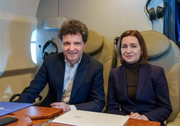 Nicușor Dan împreună cu Maia Sandu, în avionul către Armenia
