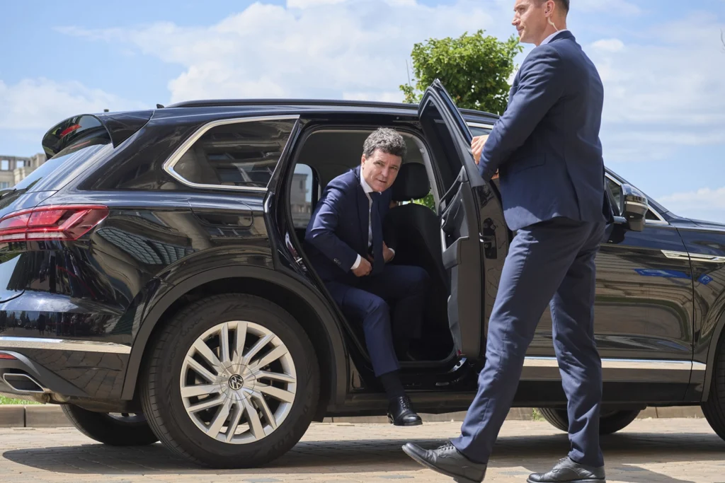 Nicușor Dan a vizitat la spital victimele dronei căzute la Galați. Familiile afectate vor primi ajutor financiar