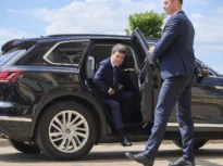 Nicușor Dan a vizitat la spital victimele dronei căzute la Galați. Familiile afectate vor primi ajutor financiar