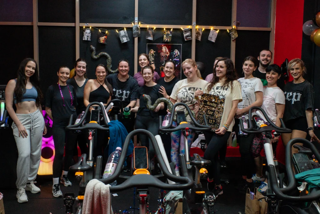 Când un concert devine antrenament: The Spinning Era aduce muzica lui Taylor Swift pe bicicletele de spinning din București