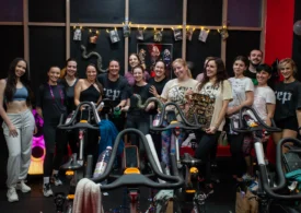Când un concert devine antrenament: The Spinning Era aduce muzica lui Taylor Swift pe bicicletele de spinning din București