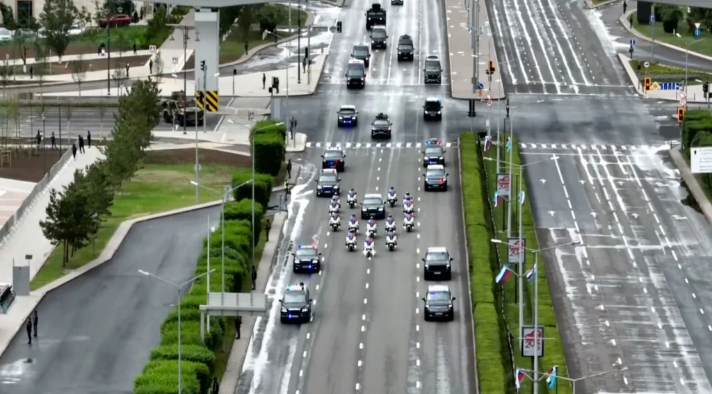 Putin a fost escortat în capitala Kazahstanului de un vehicul blindat cu mitralieră pe cabină (Video)