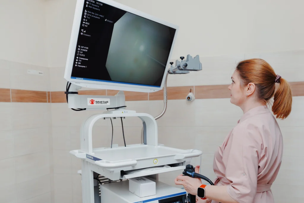 Salvați Copiii România răspunde apelului medicilor din Chișinău și dotează Institutul Mamei și Copilului cu un sistem de videocolonoscopie pediatrică