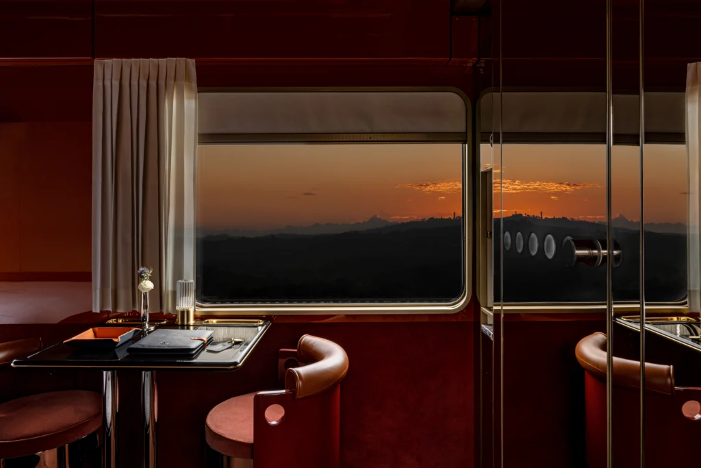 Noul Orient Express va circula pe ruta Roma-Istanbul, cu opriri la Brașov și Sinaia. Cum arată trenul de lux (Galerie foto)