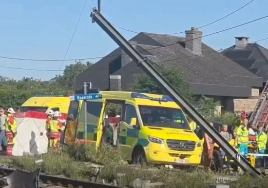 Accident cumplit în Belgia: Patru morți după ce un tren a izbit un microbuz școlar. Barierele erau coborâte