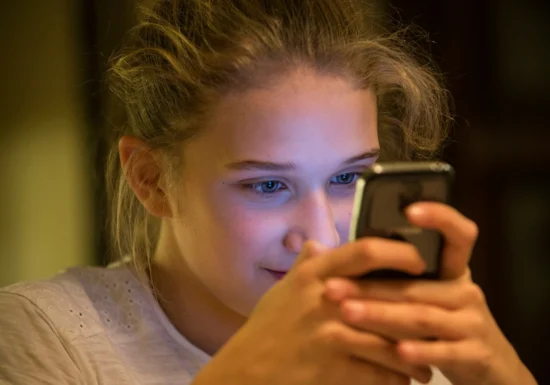 Adolescenții folosesc tot mai mult chatboții AI pentru sprijin emoțional. Cum îi putem proteja