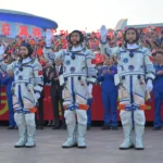 China a trimis trei astronauți la stația sa spațială. Unul dintre ei va rămâne acolo un an