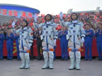 China a trimis trei astronauți la stația sa spațială. Unul dintre ei va rămâne acolo un an