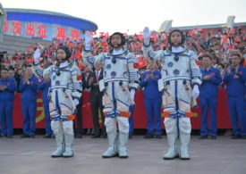 China a trimis trei astronauți la stația sa spațială. Unul dintre ei va rămâne acolo un an