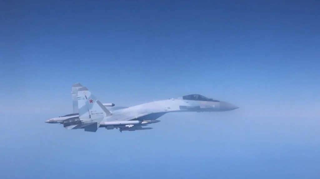 Momentul în care un avion rusesc se apropie la șase metri de o aeronavă britanică de supraveghere, deasupra Mării Negre (Video)
