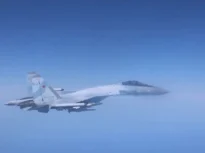 Momentul în care un avion rusesc se apropie la șase metri de o aeronavă britanică de supraveghere, deasupra Mării Negre (Video)
