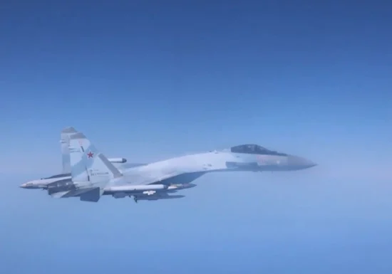 Momentul în care un avion rusesc se apropie la șase metri de o aeronavă britanică de supraveghere, deasupra Mării Negre (Video)