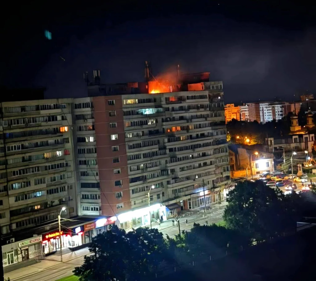 O dronă rusească s-a prăbușit pe un bloc din Galați. Explozie și încendiu. Patru victime (Foto & Video)