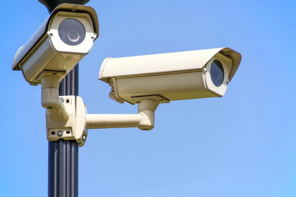 Lege controversată privind supravegherea digitală: experții avertizează asupra unui posibil „Big Brother” cu AI
