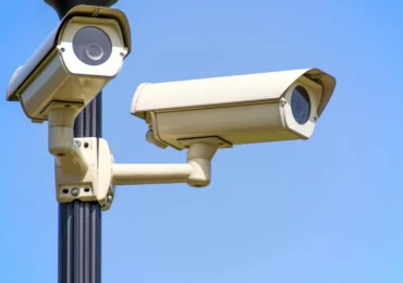 Lege controversată privind supravegherea digitală: experții avertizează asupra unui posibil „Big Brother” cu AI