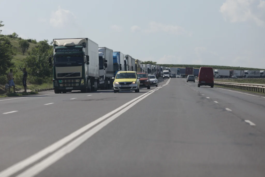 „Am intrat în camera ilegalităților”. Radu Miruță: Mii de camioane transportă marfă peste limita legală