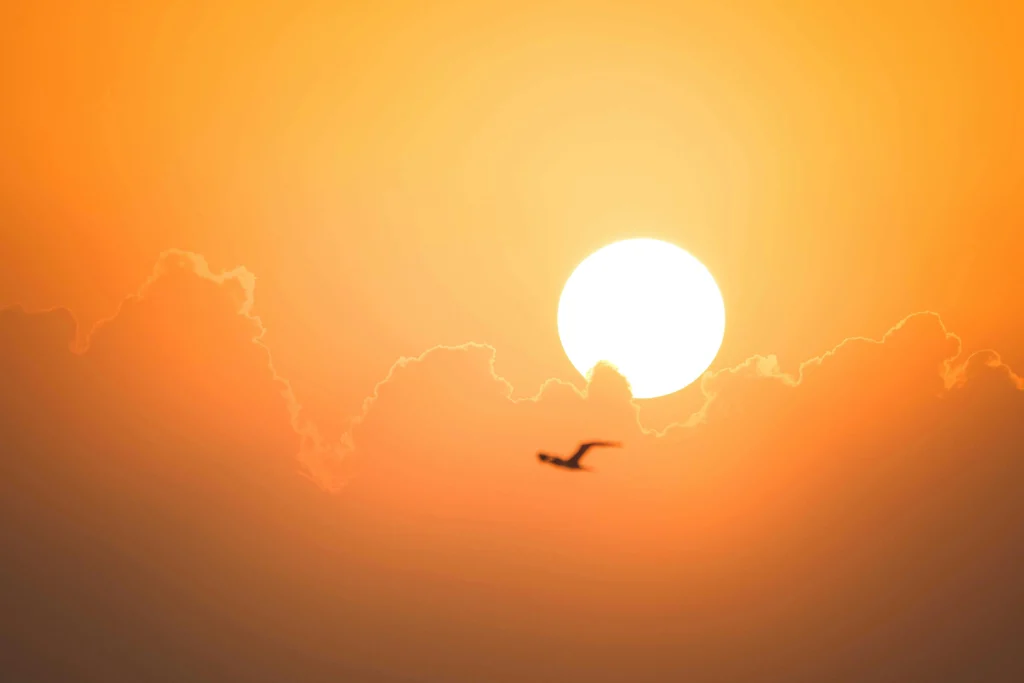 Cum va fi vremea în iunie: Meteorologii anunță când scăpăm de ploi și unde se va încălzi cel mai mult