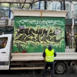 Un chioșc „uitat” 20 de ani în centrul Bucureștiului a fost ridicat de pe trotuar (Foto)