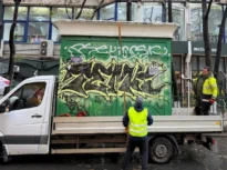 Un chioșc „uitat” 20 de ani în centrul Bucureștiului a fost ridicat de pe trotuar (Foto)