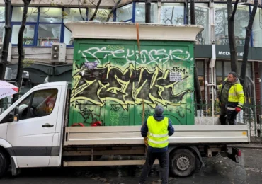 Un chioșc „uitat” 20 de ani în centrul Bucureștiului a fost ridicat de pe trotuar (Foto)