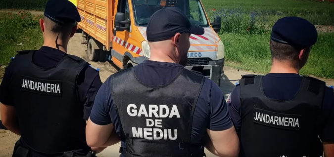 Razii de amploare la Sintești după o lună de urmărire cu drone: 136 de tone de deșeuri au fost confiscate (Video)