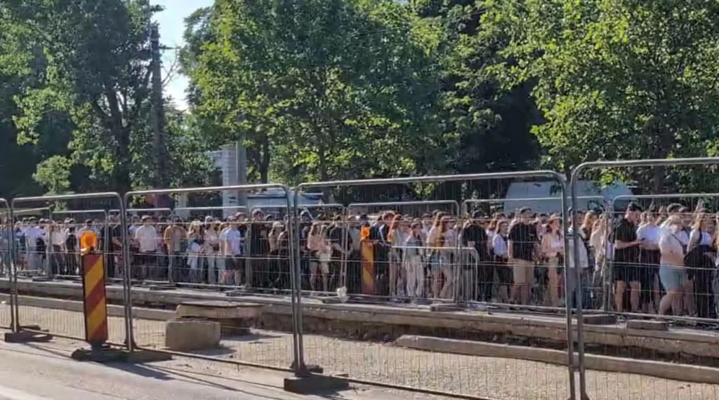 Mii de fani Max Korzh, pe străzile spre Arena Națională. Artistul a ajuns deja. Acces controlat și străzi blocate (Video)