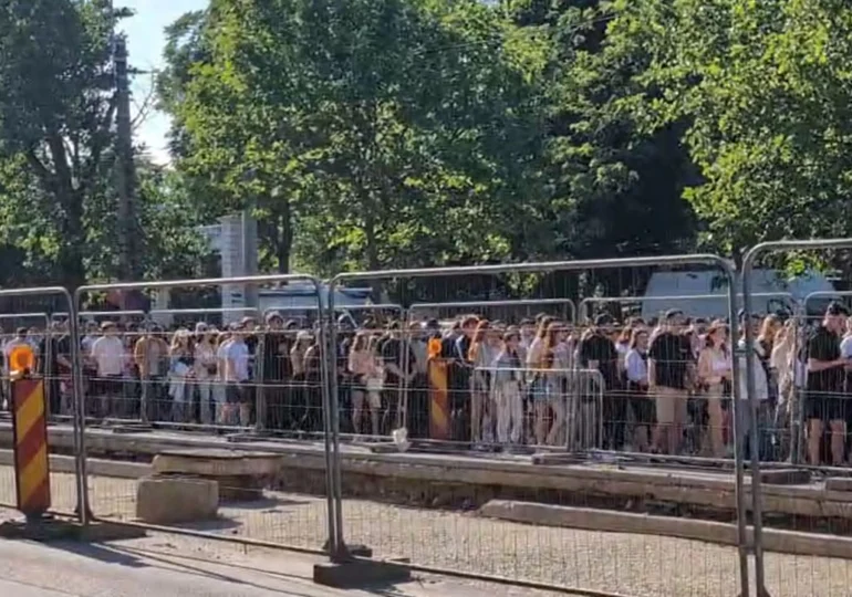 Mii de fani Max Korzh, pe străzile spre Arena Națională. Artistul a ajuns deja. Acces controlat și străzi blocate (Video)
