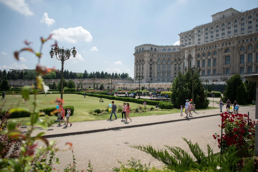 Ziua Copilului la Parlament: Cupa Stelei din 1986, elicoptere, simulatoare de zbor și lecții despre siguranța online