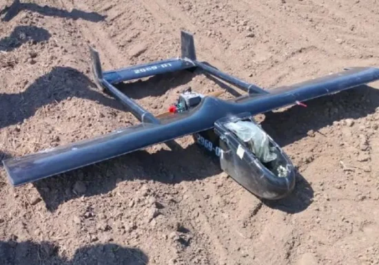 O dronă a fost găsită pe un câmp din Suceava, la 20 km de granița cu Ucraina. Autoritățile verifică proveniența aparatului