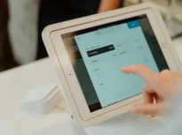 ANAF testează „roboței” la ghișee. Contribuabilii ar putea interacționa cu terminale digitale ca-n aeroport