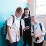 Telefoanele mobile ar putea fi interzise complet în școli, inclusiv în pauze