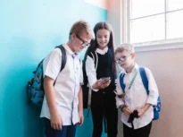 Telefoanele mobile ar putea fi interzise complet în școli, inclusiv în pauze