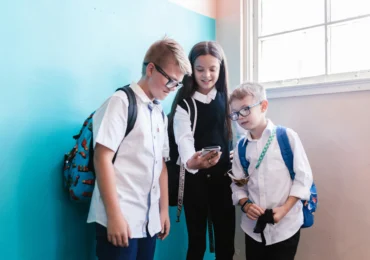 Telefoanele mobile ar putea fi interzise complet în școli, inclusiv în pauze